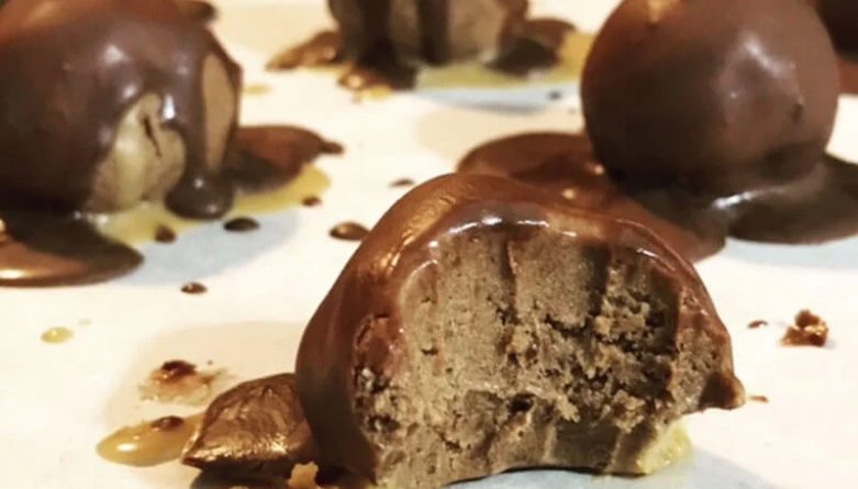 توپ‌های پروتئینی کره بادام‌زمینی با روکش شکلات